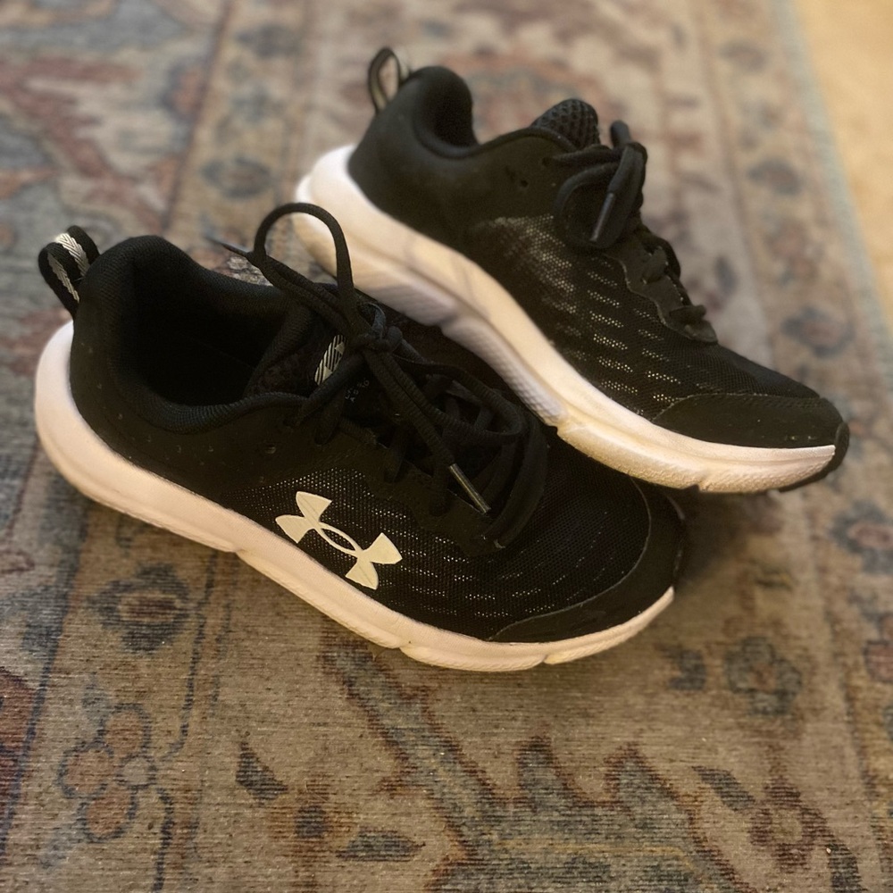 Under Armour Charged Assert10 • Black • Size Y5